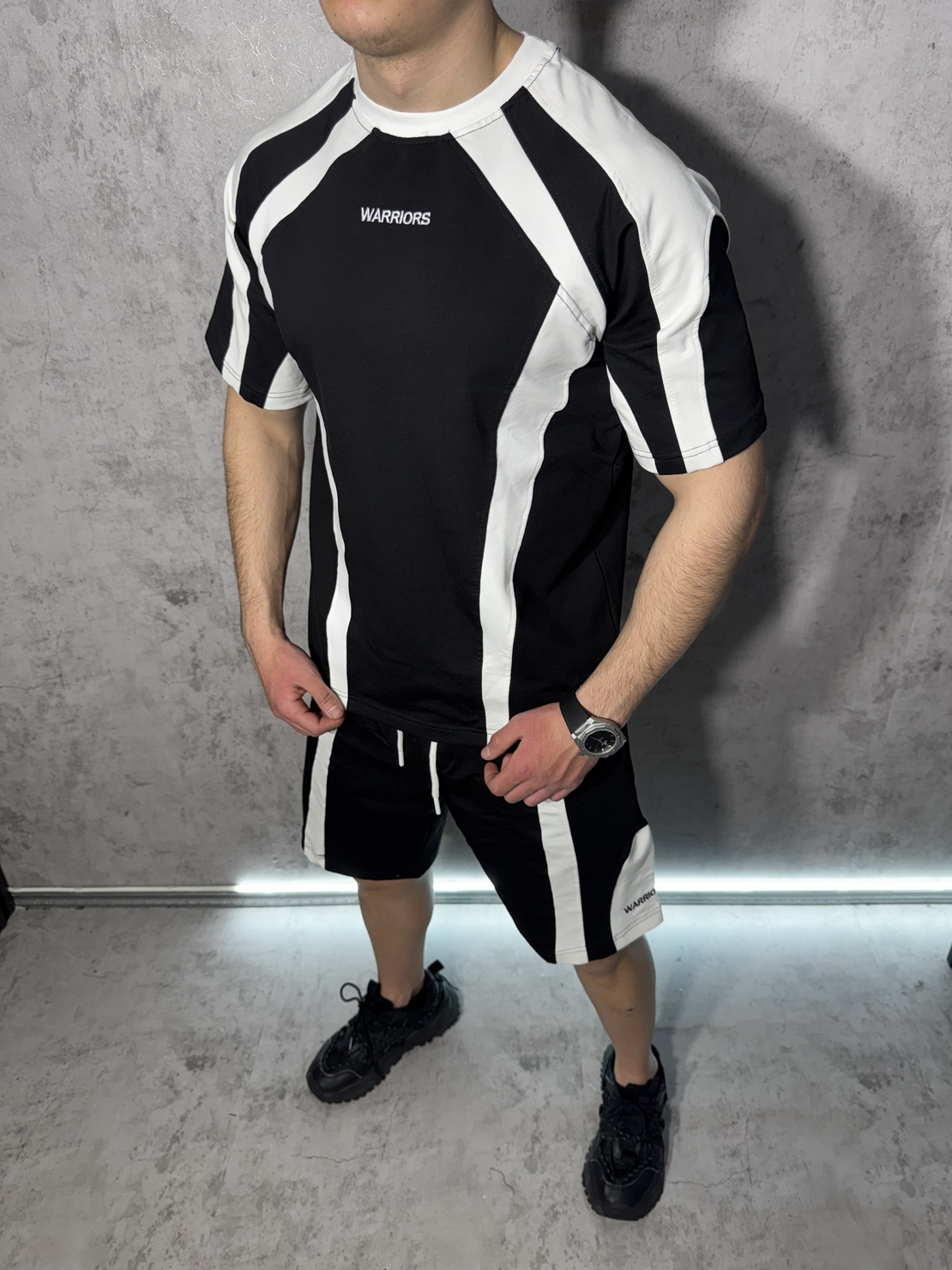 Къс Екип в Черен Цвят с Бели Акценти