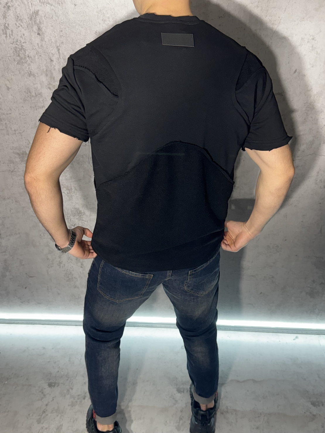 Тениска с Нестандартен Дизайн и Бродирани Надписи