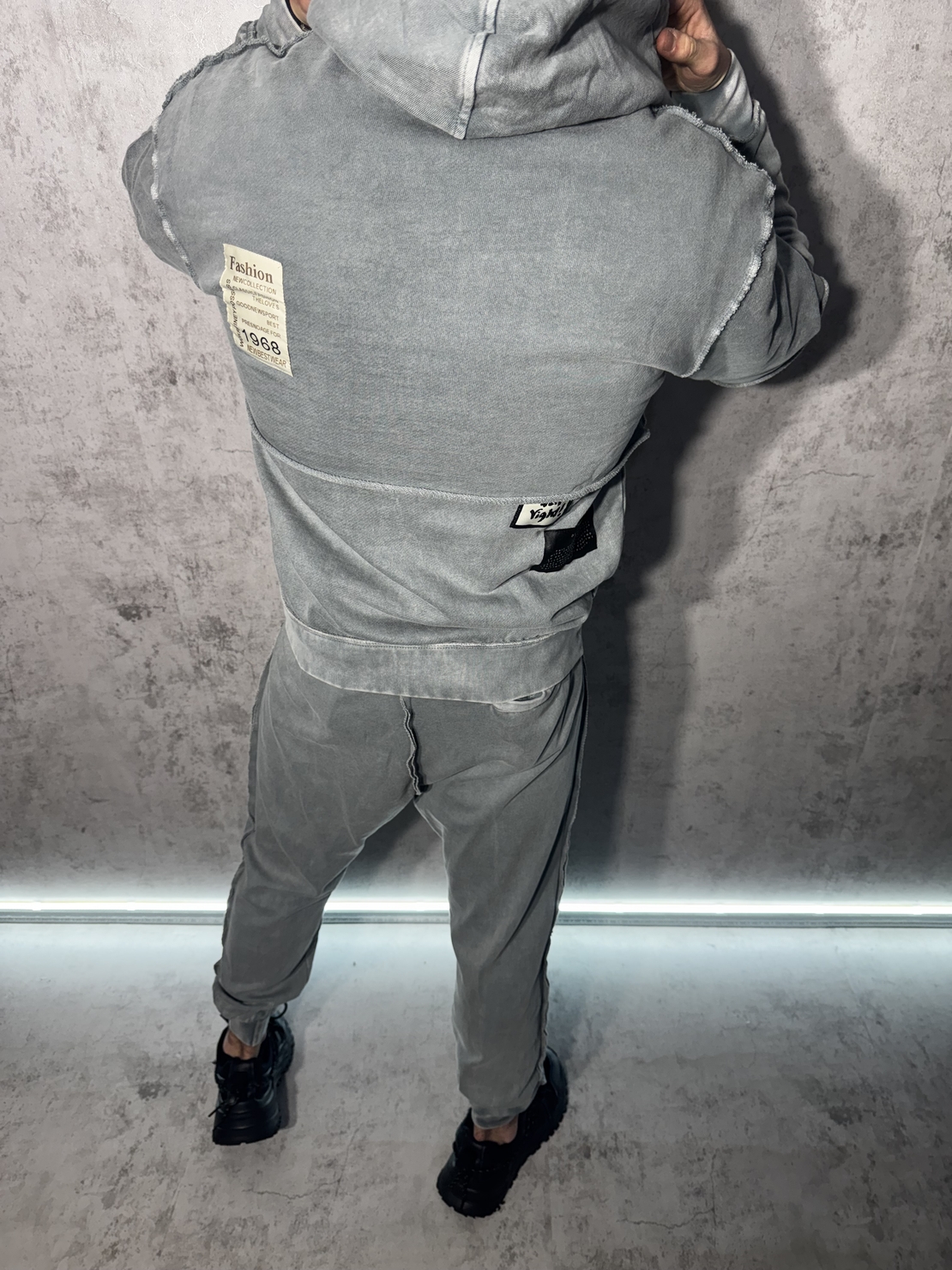 Спортен Екип с Открити Шевове и Модерен Дизайн