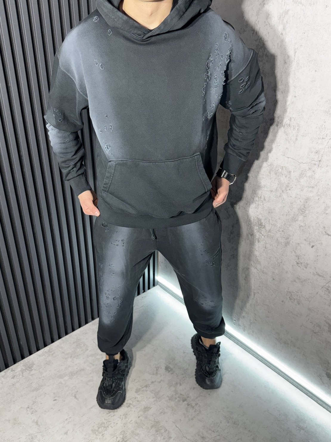 Спортен Екип с Разкъсан Ефект