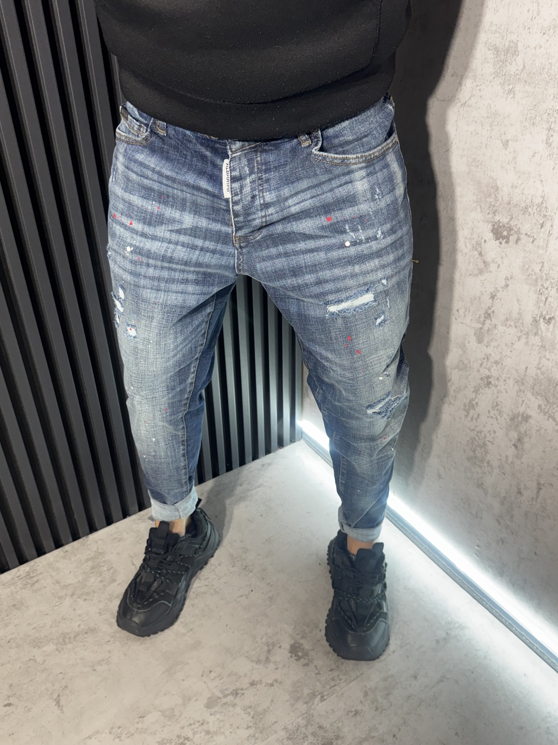 Мъжки Дънки в Светлосиньо с Бели и Червени Пръски