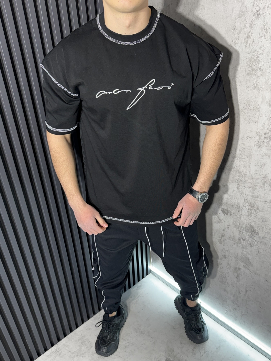 Тениска с Контрастни Шевове в Черен Цвят