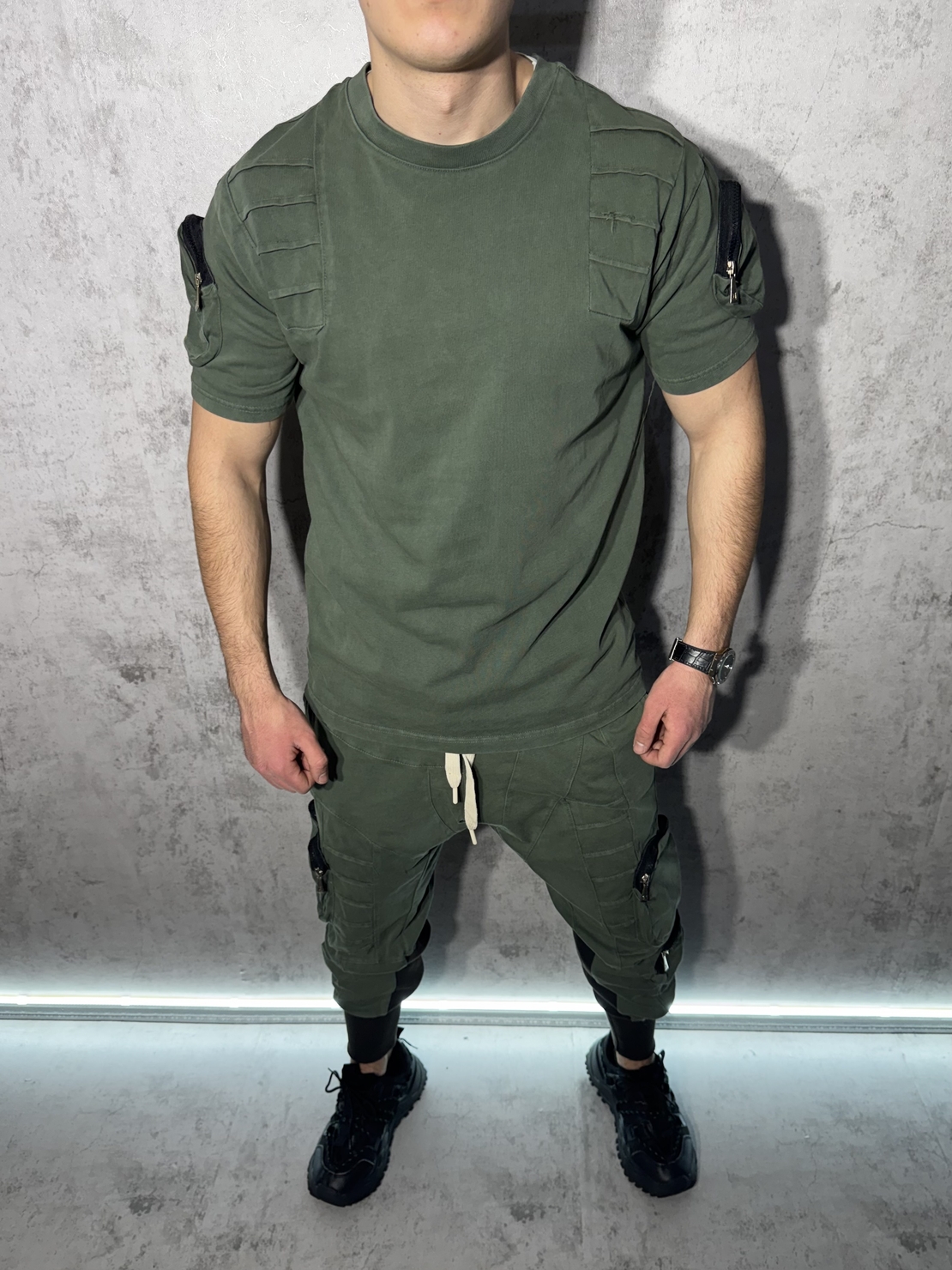 Спортен Екип с Релефни Детайли и Модерен Дизайн