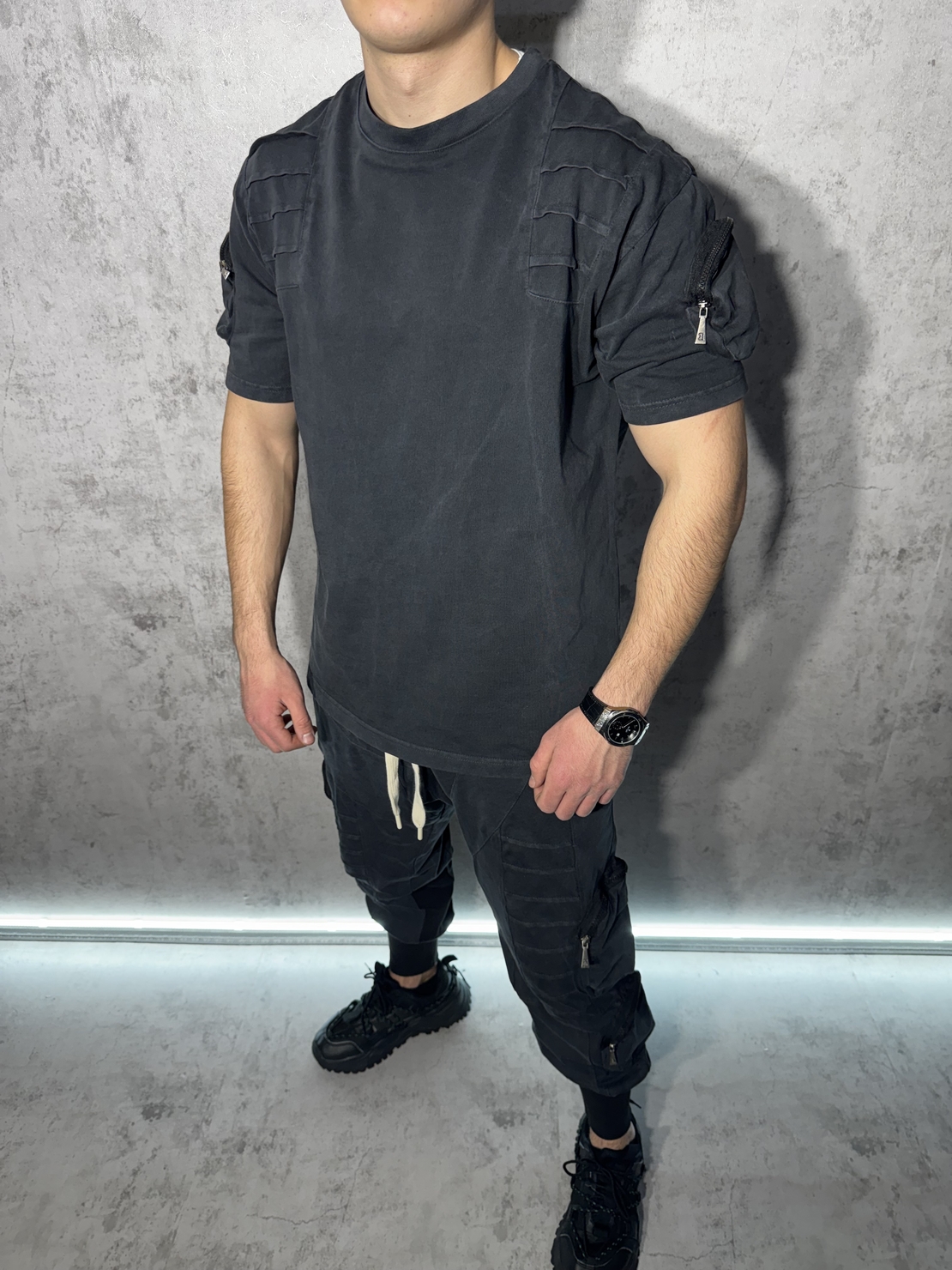 Спортен Екип с Релефни Детайли и Модерен Дизайн