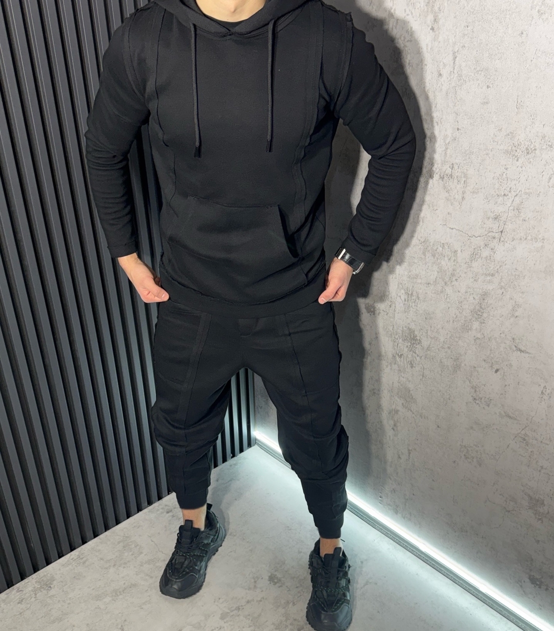 Спортен Екип с Декоративни Кантове в Черно