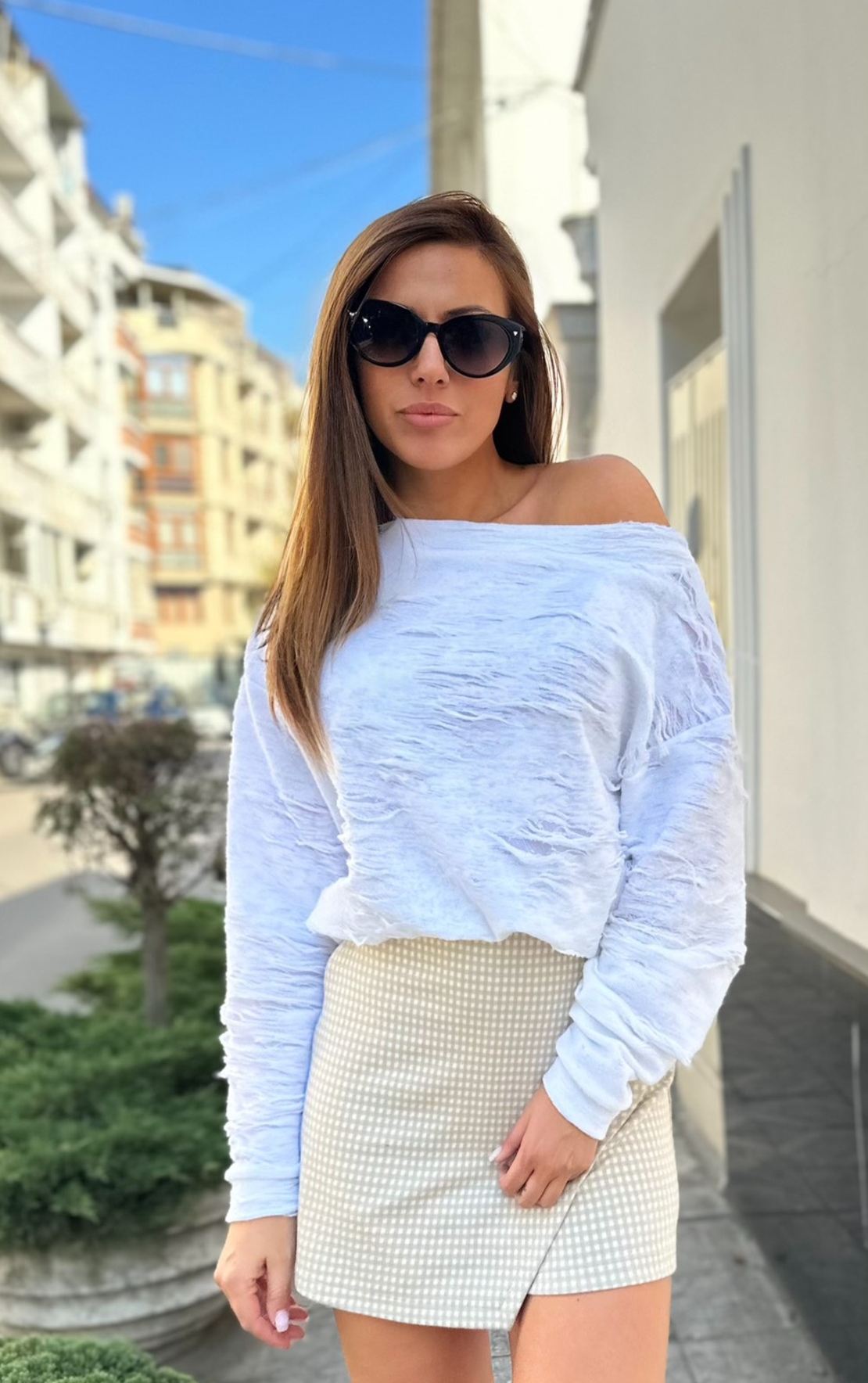 Бяла блуза с релефна текстура и паднало рамо