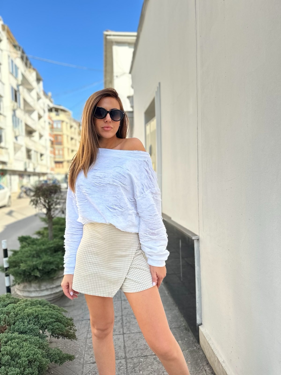 Къса пола с десен каре – бежово и бяло