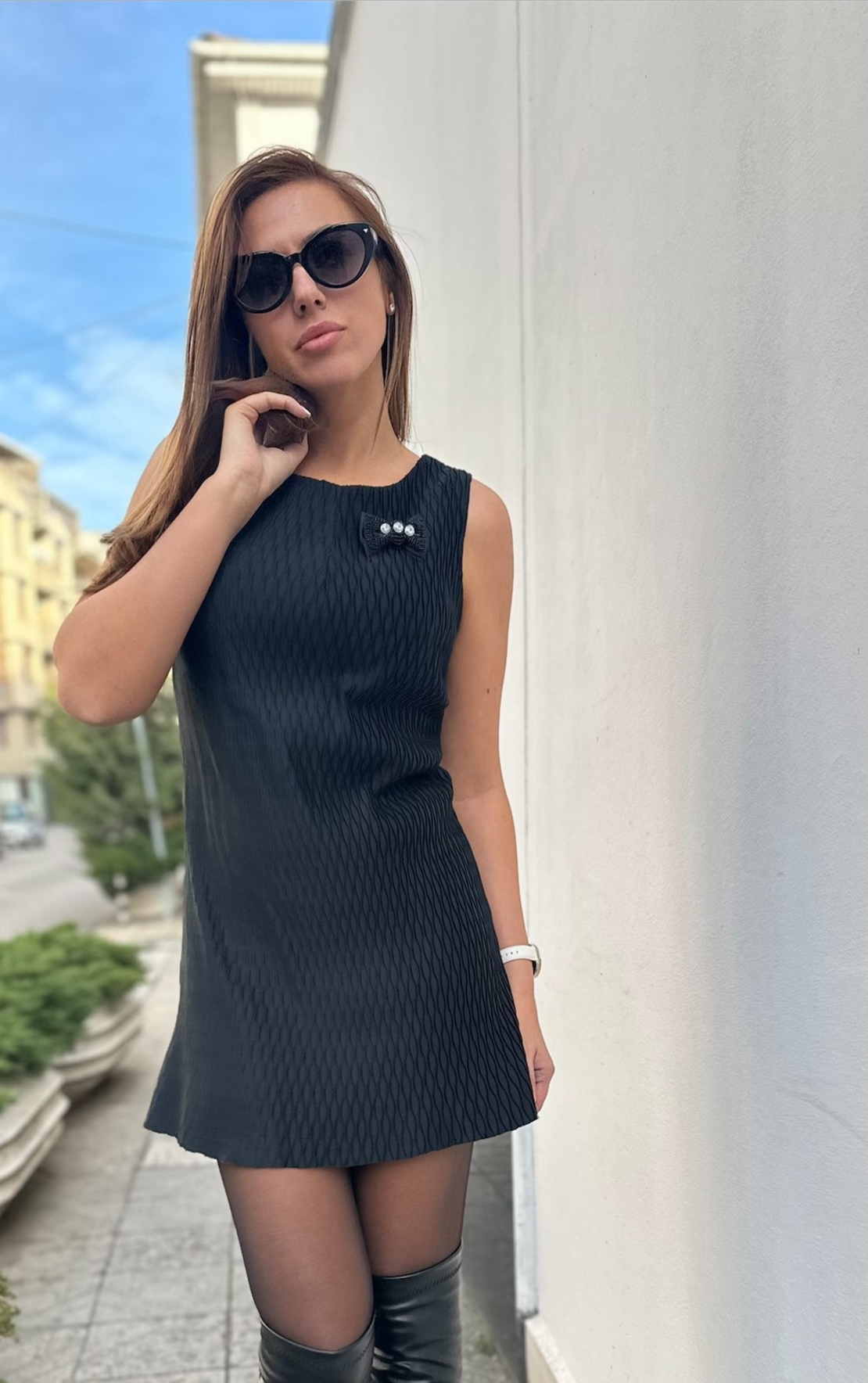 Елегантна мини рокля с релефна текстура и акцент от панделка