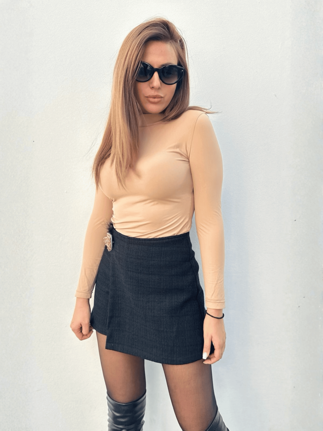 Елегантна мини пола с аксесоар — Черна