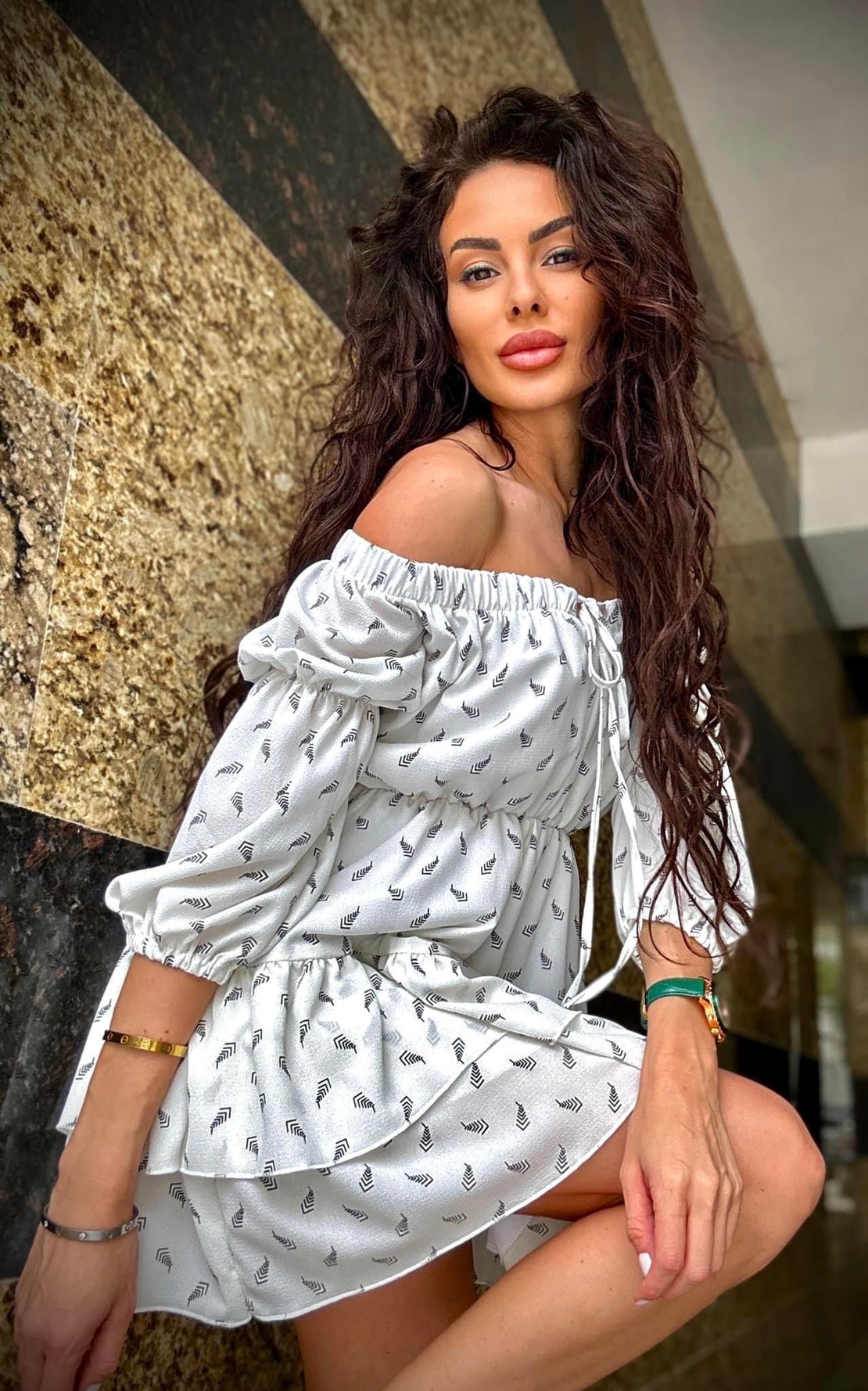 Ефирна къса рокля с нежен принт – Бяла