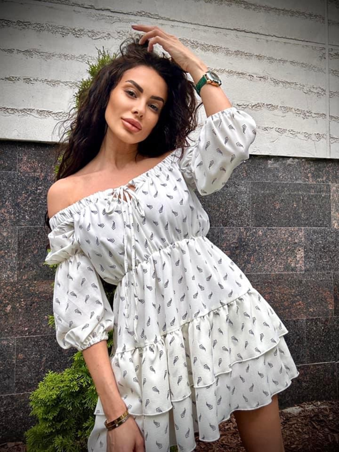 Ефирна къса рокля с нежен принт – Бяла