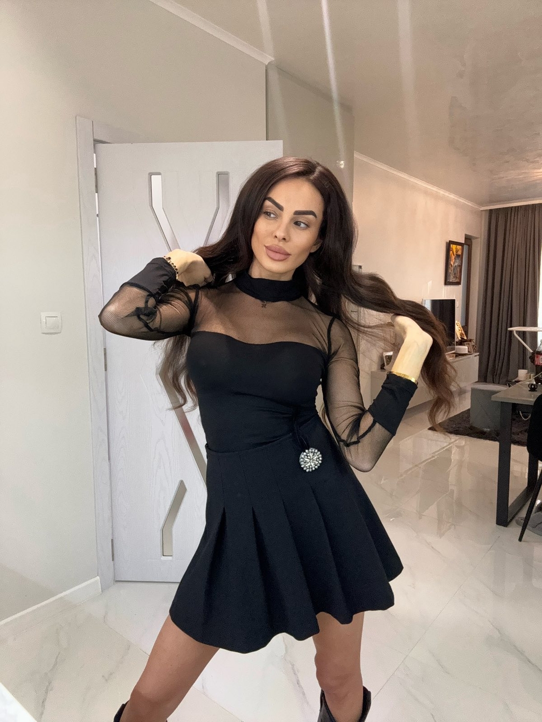 Черна разкроена пола със сребърен аксесоар