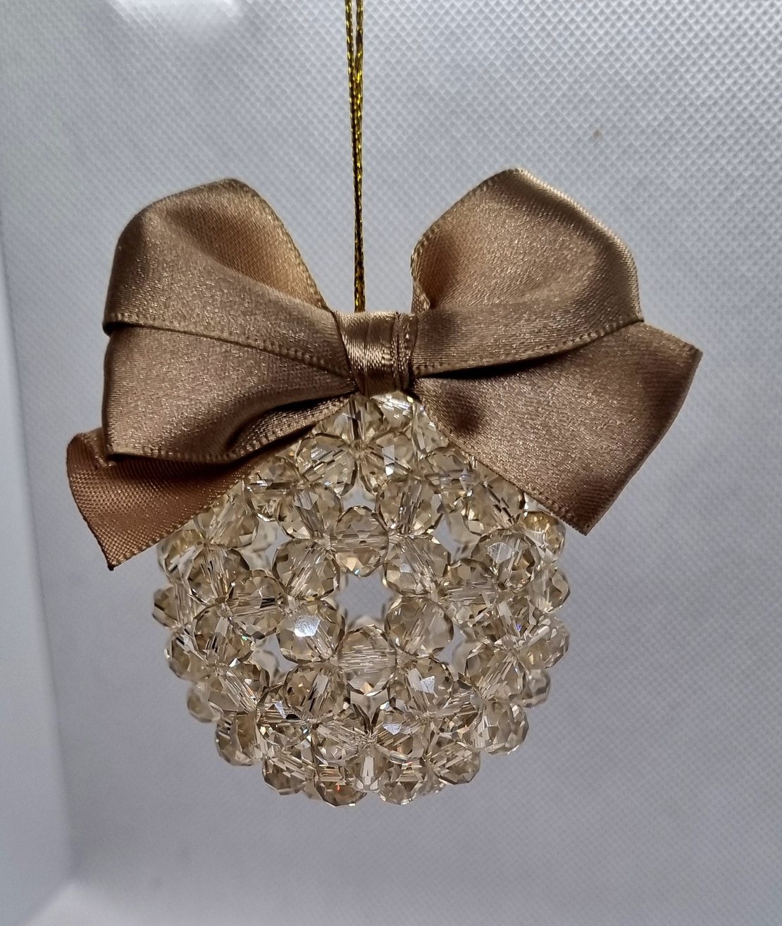 Ръчна коледна топка от стъклени кристали с панделка