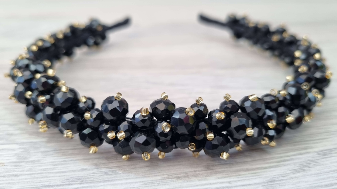 Дамска диадема с ръчно пришити камъни на основа с кадифе