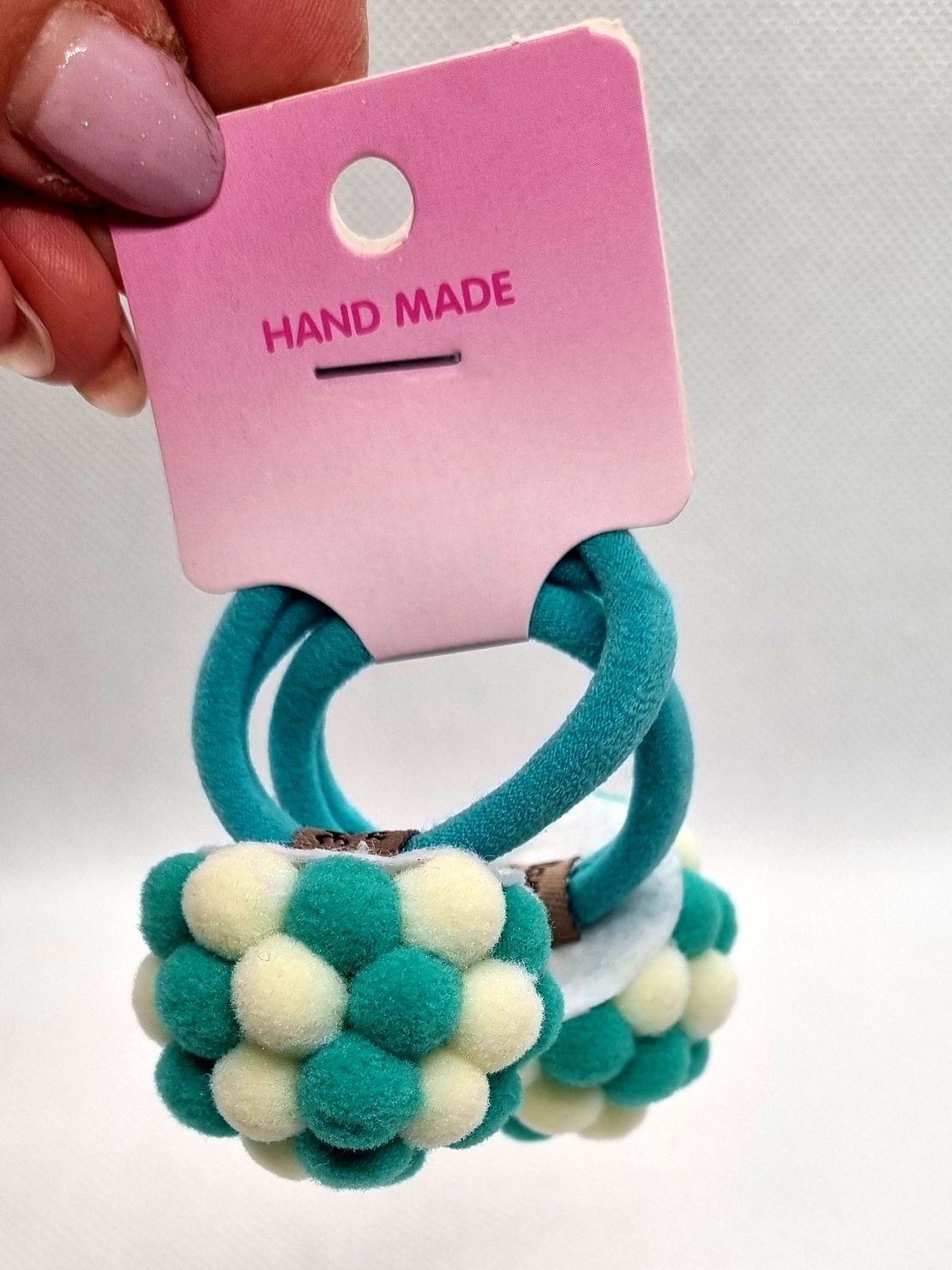 Ръчно изработени помпони на ластик