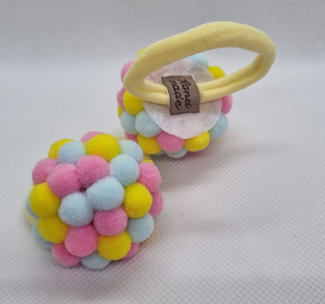 Ръчно изработени помпони на ластик