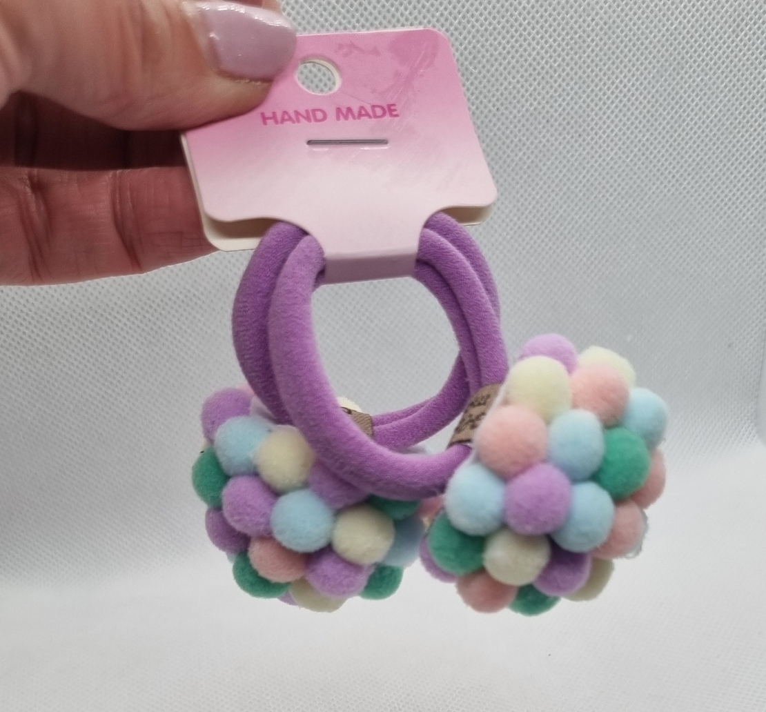 Ръчно изработени помпони на ластик