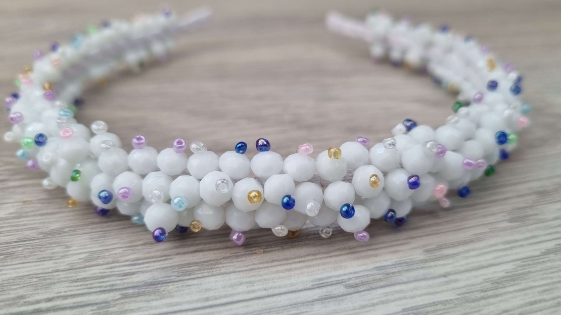 Дамска диадема с ръчно пришити камъни на основа с кадифе