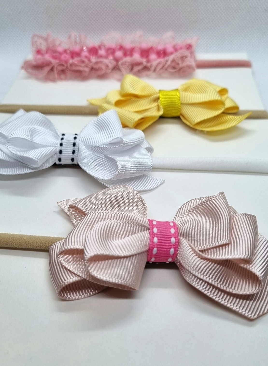 Бебешка лента с ръчно изработена панделка