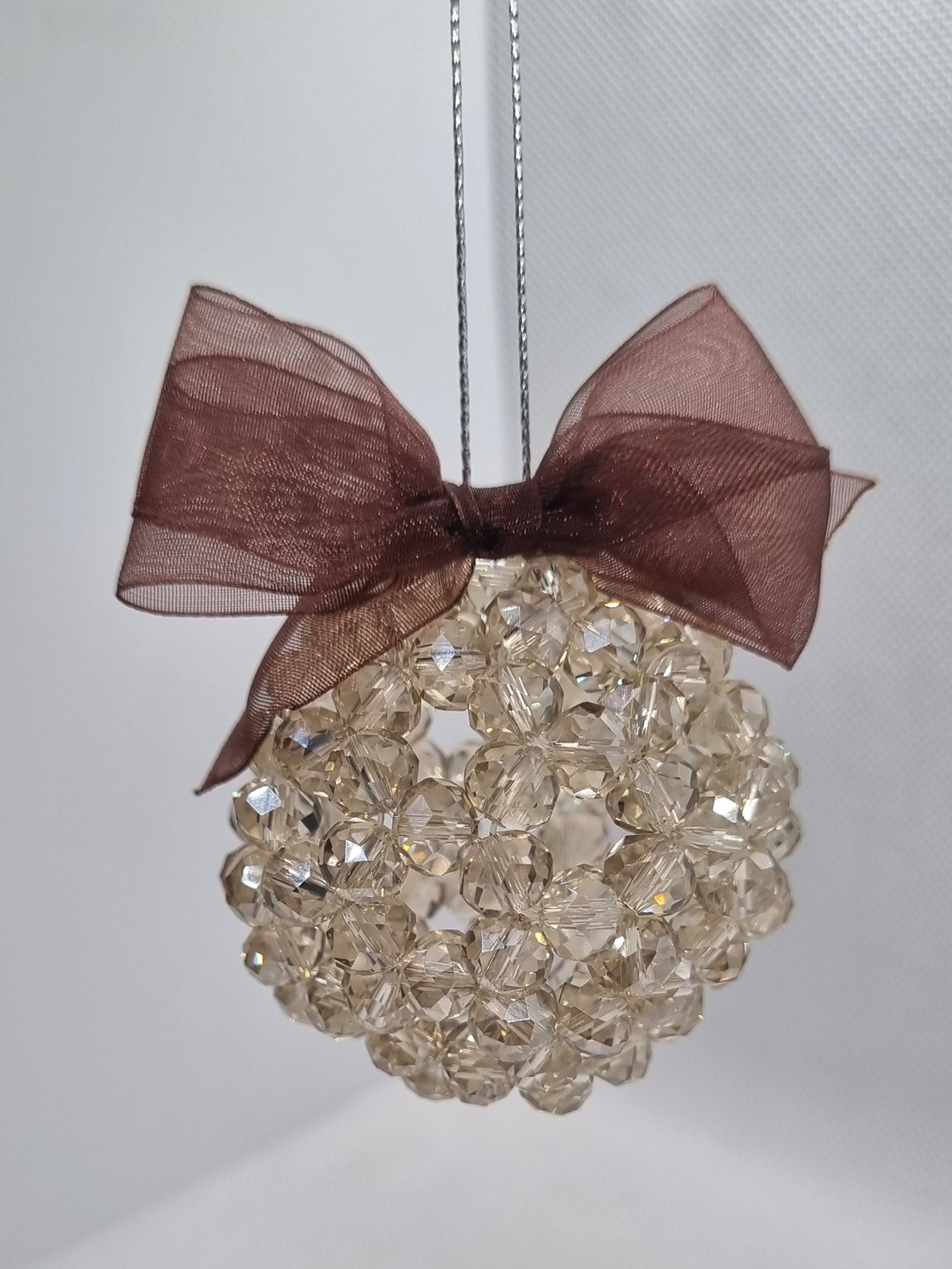 Ръчна коледна топка от стъклени кристали с панделка