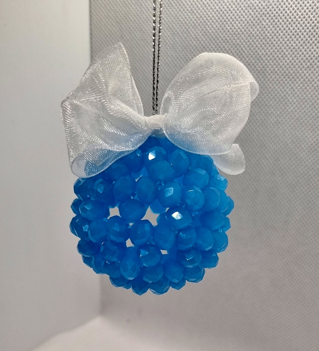 Ръчна коледна топка от стъклени кристали с панделка