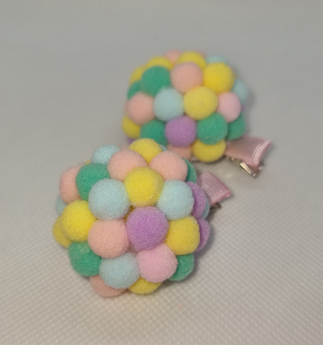 Ръчно изработени помпони на фиба