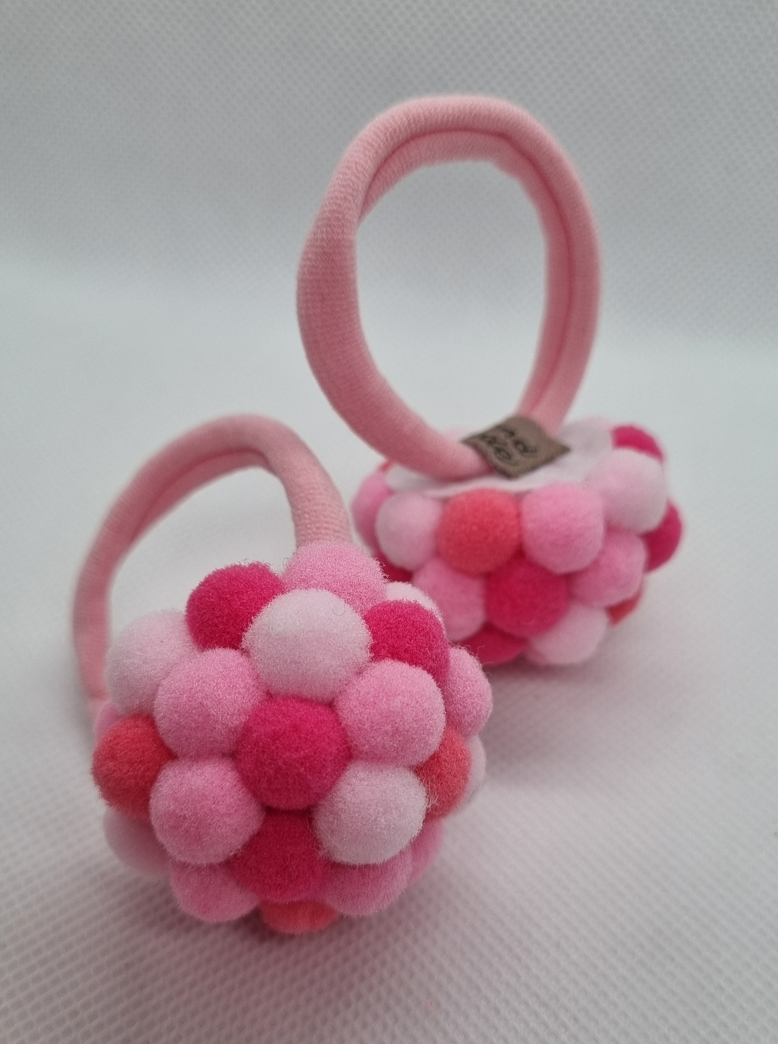 Ръчно изработени помпони на ластик