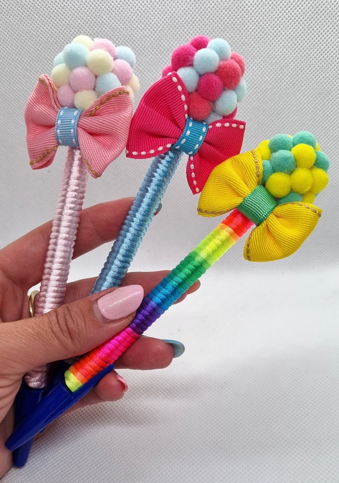 Химикал с помпони и панделка