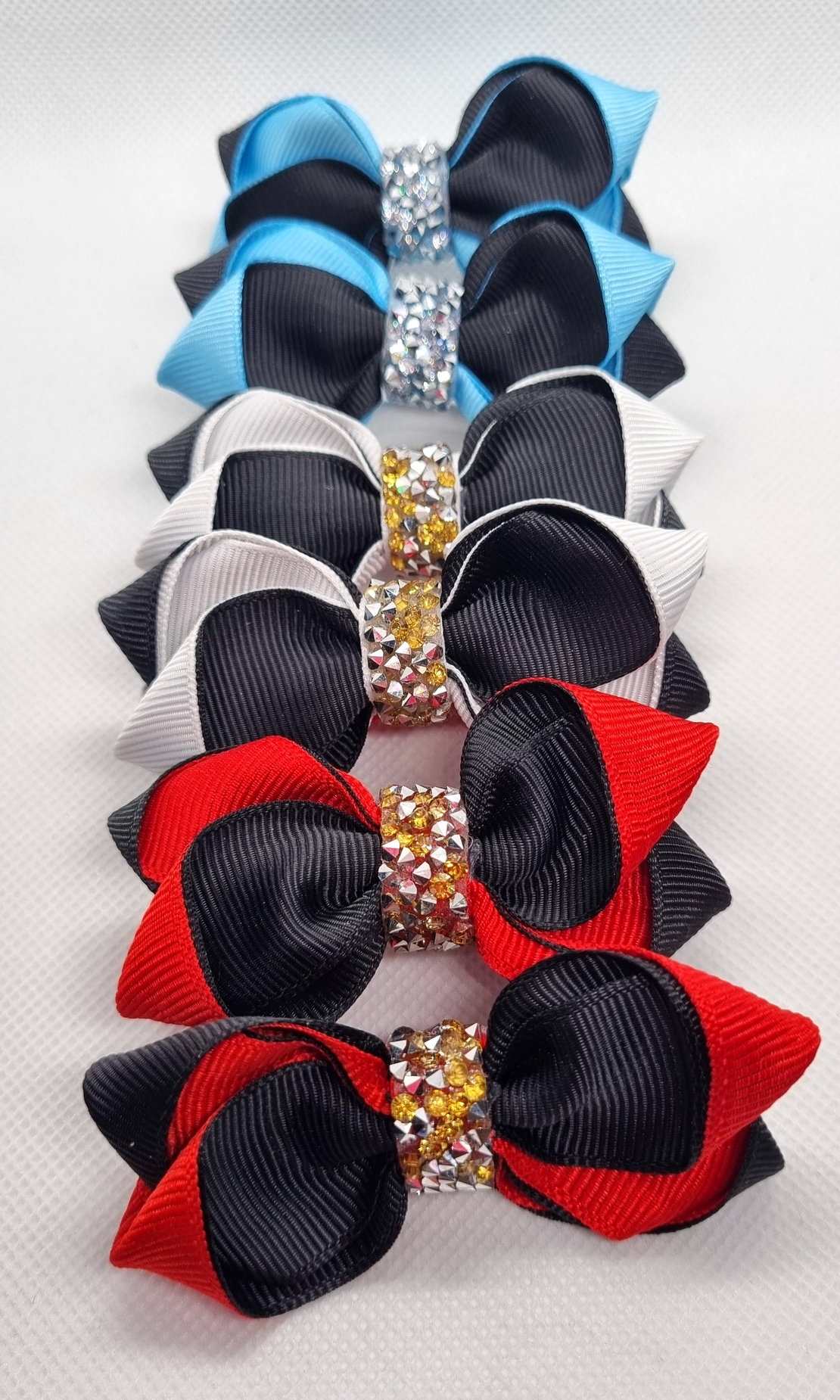 Ръчно изработени двуцветни панделки с камъни