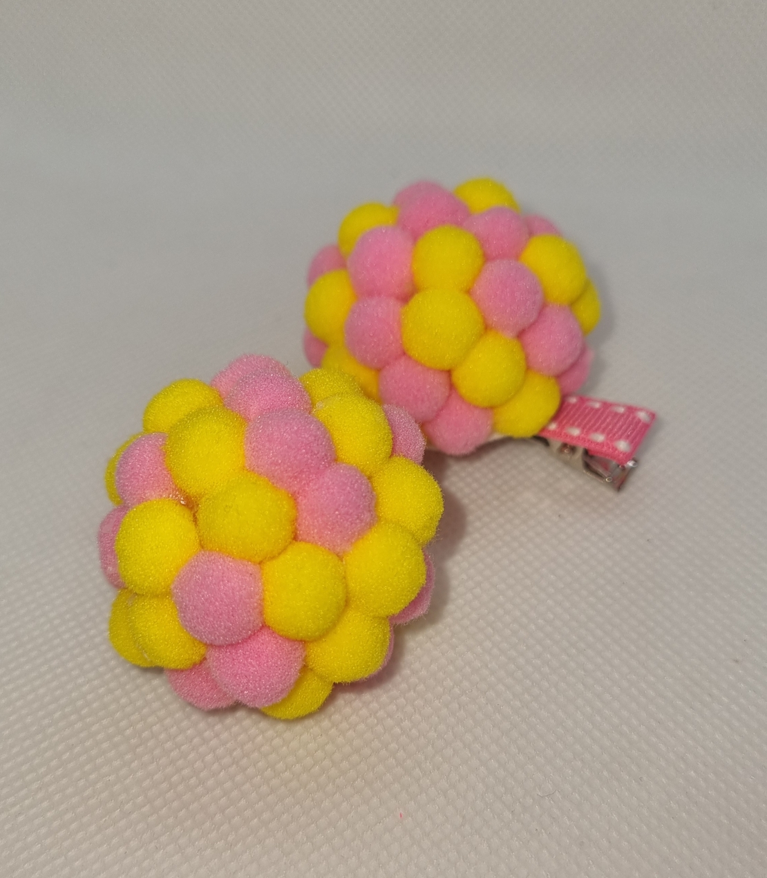 Ръчно изработени помпони на фиба