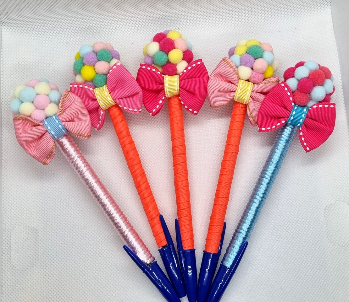 Химикал с помпони и панделка