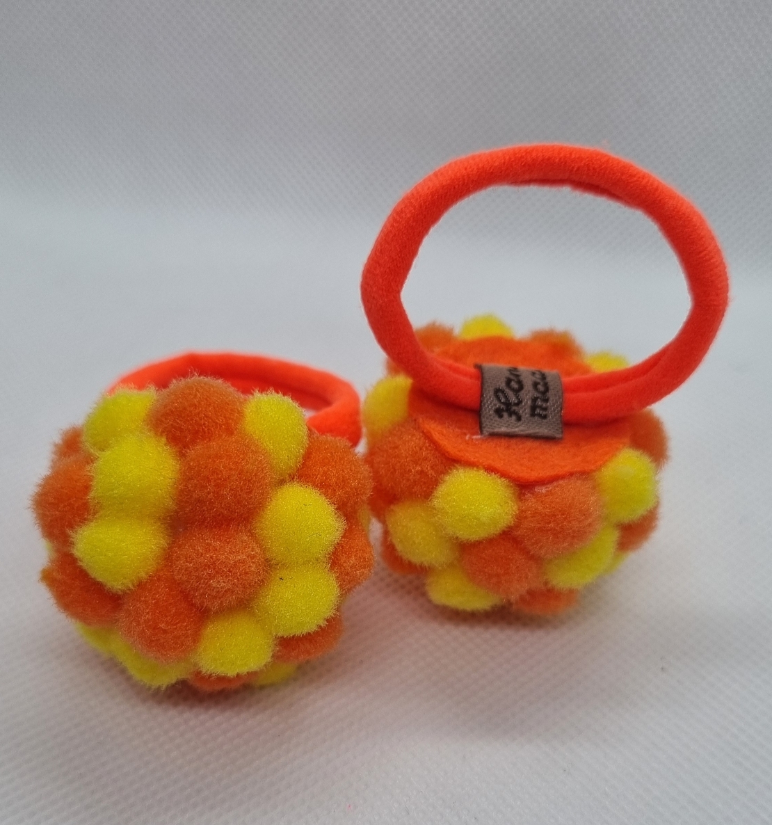 Ръчно изработени помпони на ластик