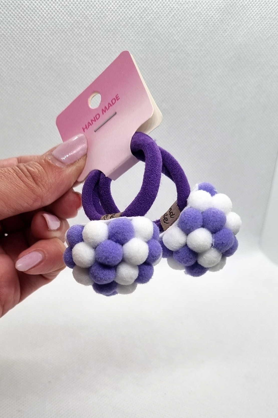 Ръчно изработени помпони на ластик