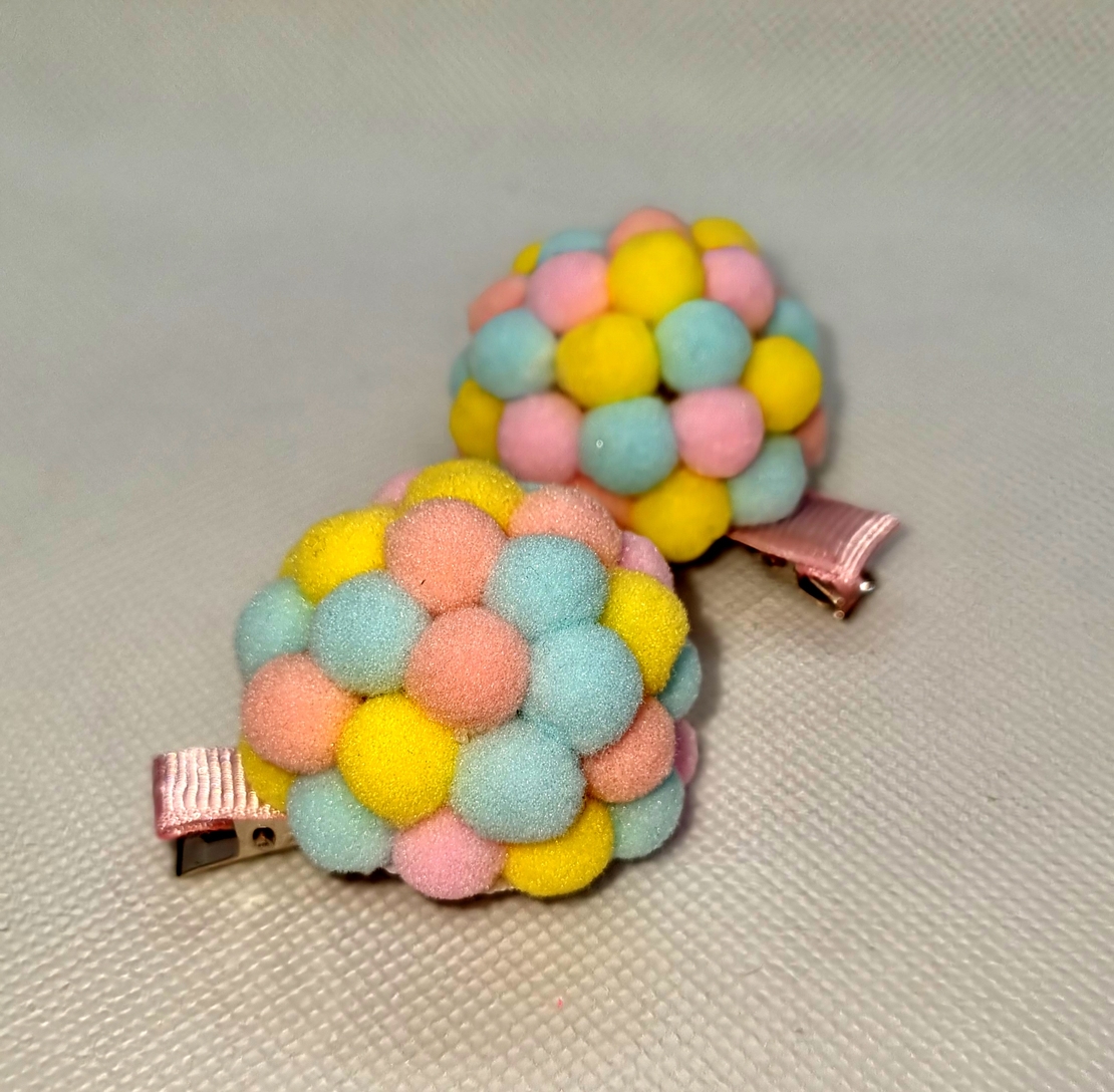 Ръчно изработени помпони на фиба