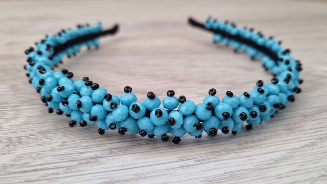 Дамска диадема с ръчно пришити камъни на основа с кадифе