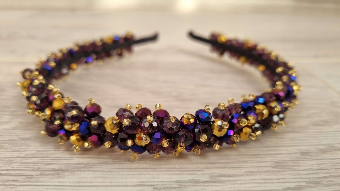 Дамска диадема с ръчно пришити камъни на основа с кадифе