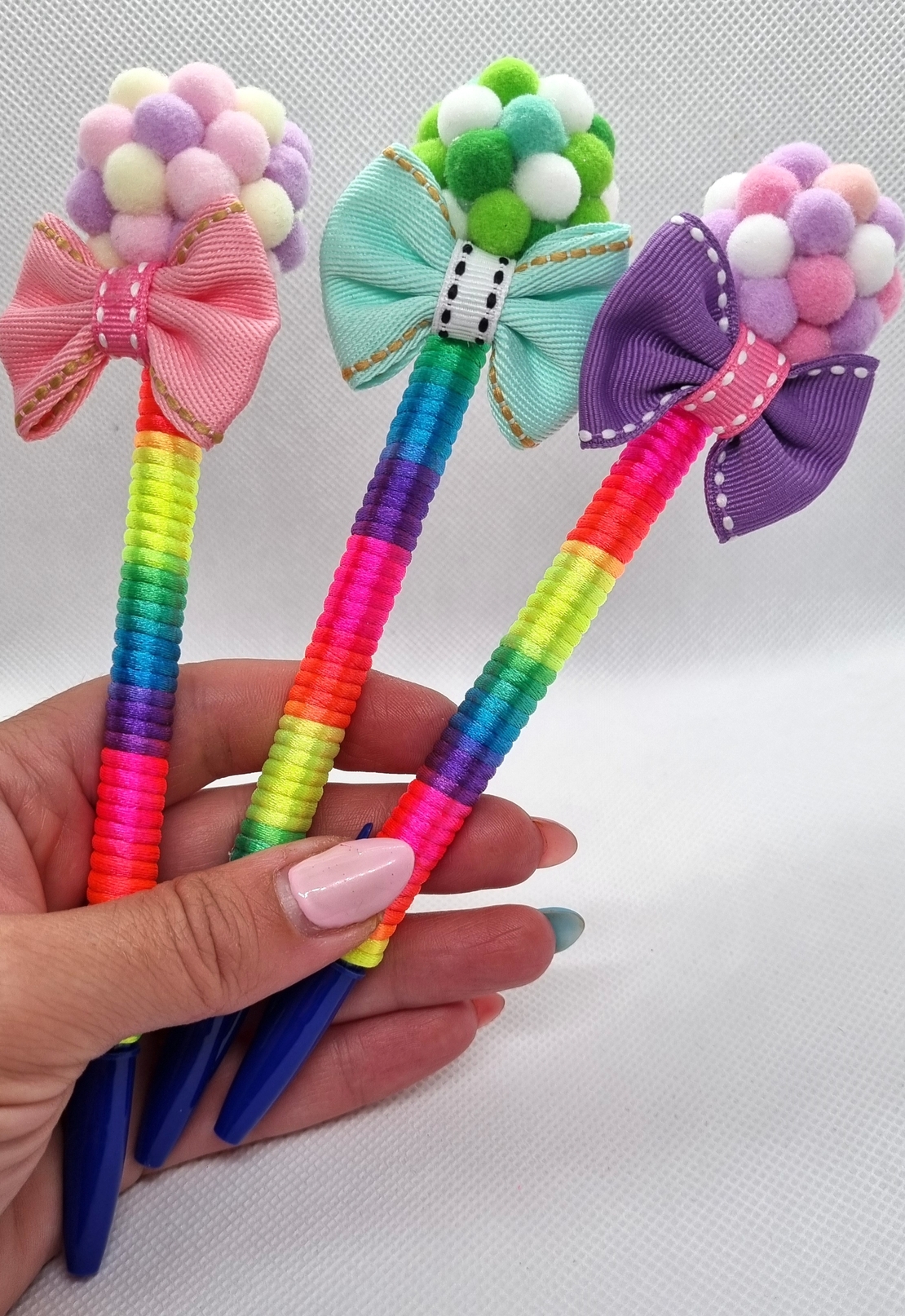 Химикал с помпони и панделка