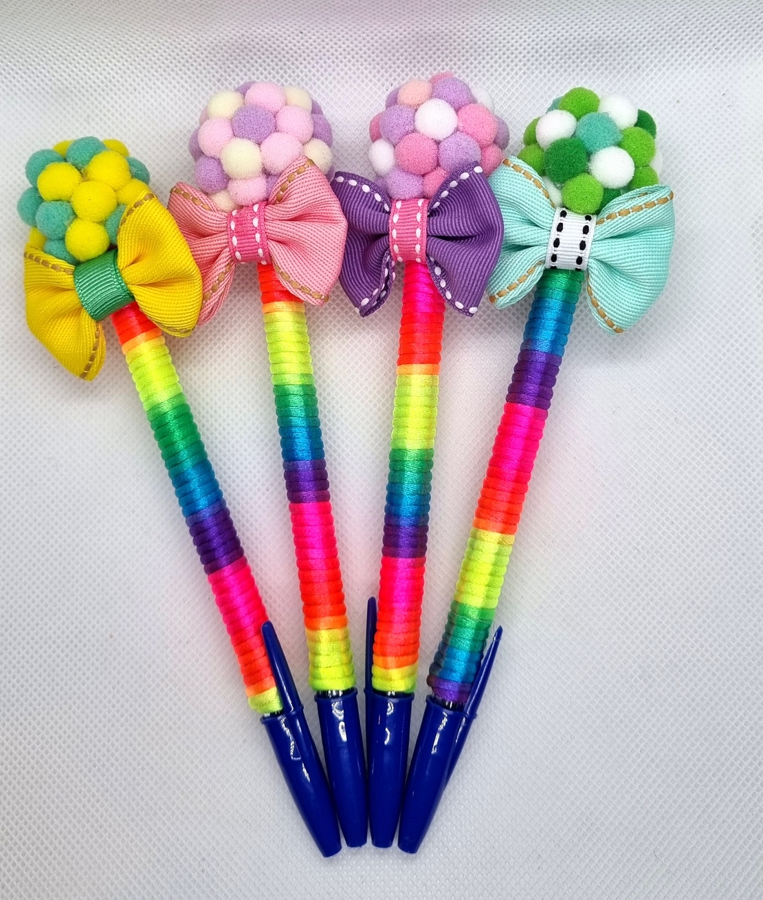 Химикал с помпони и панделка