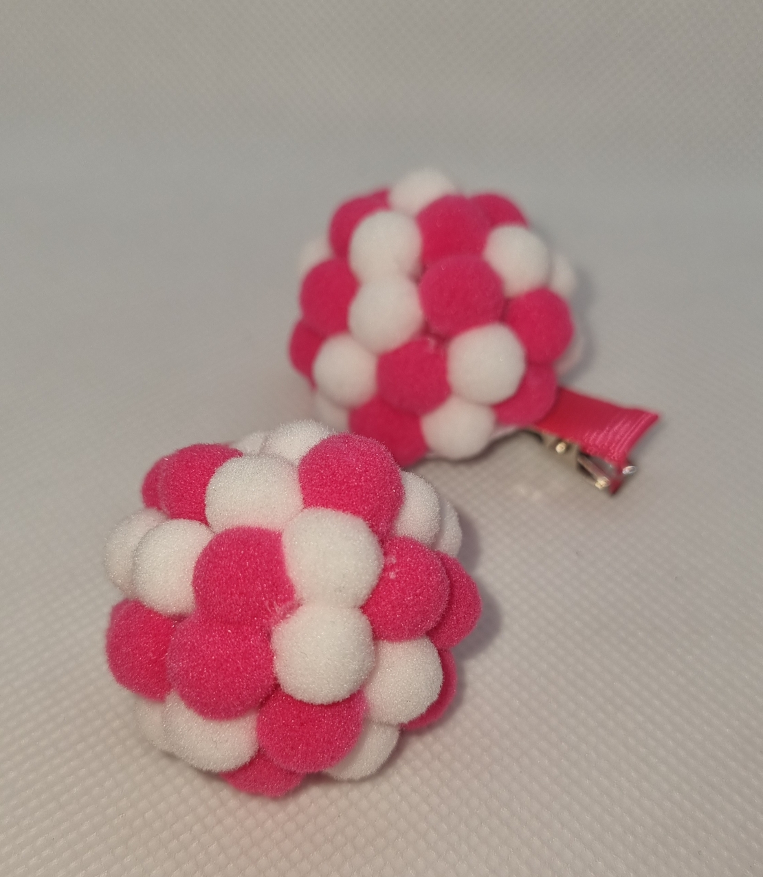 Ръчно изработени помпони на фиба