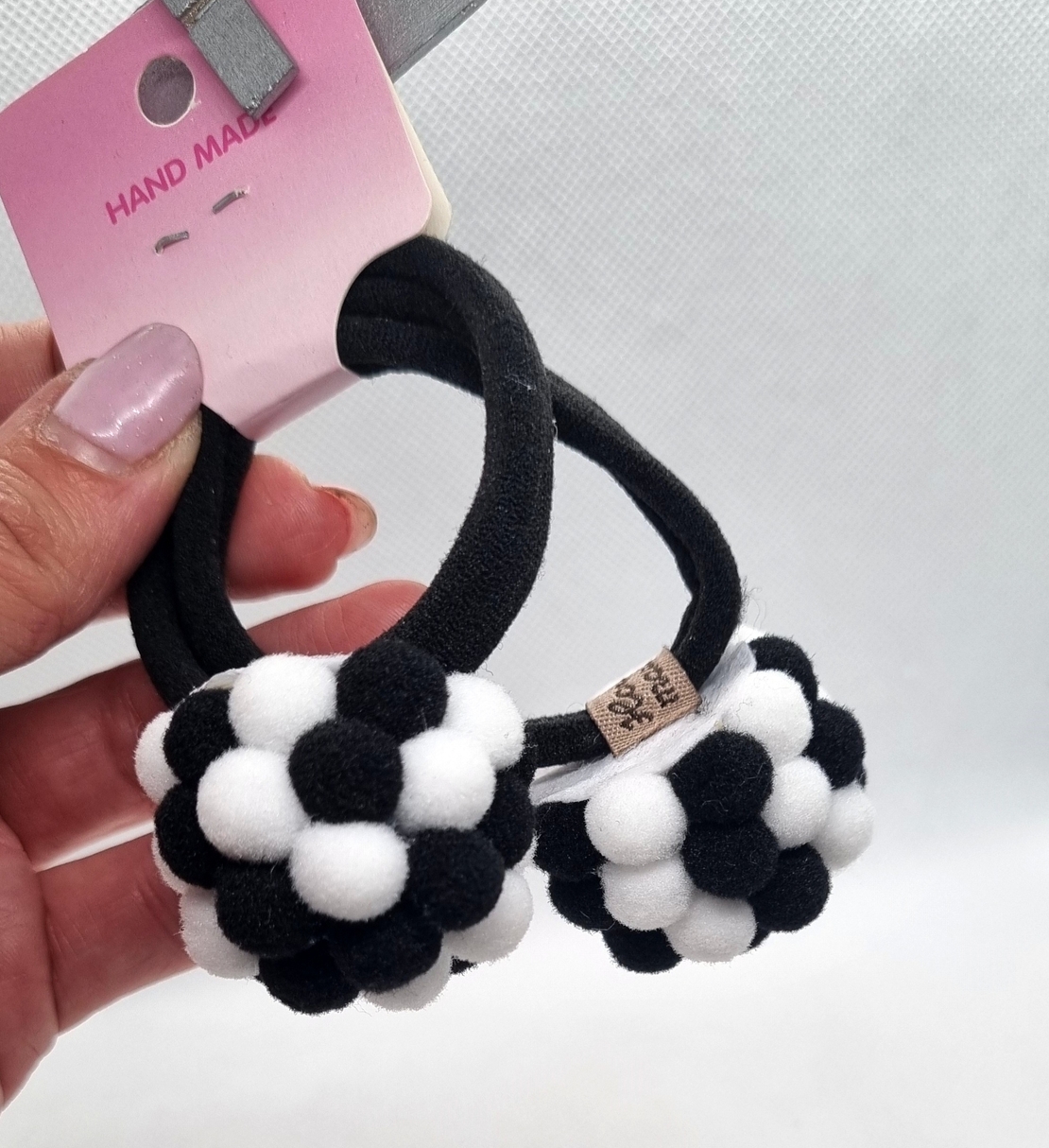 Ръчно изработени помпони на ластик