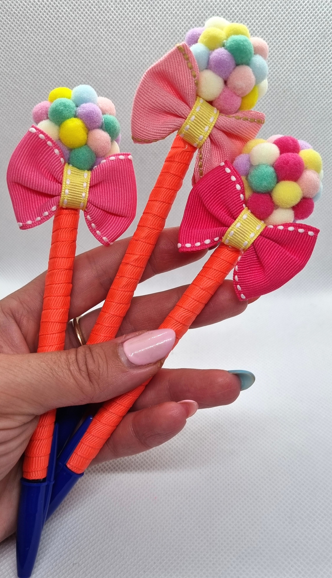 Химикал с помпони и панделка