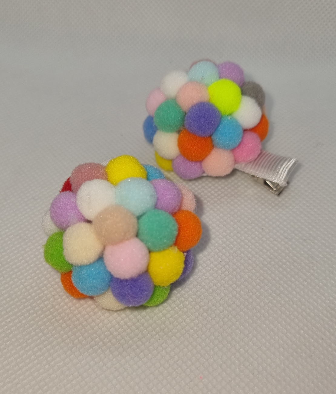 Ръчно изработени помпони на фиба