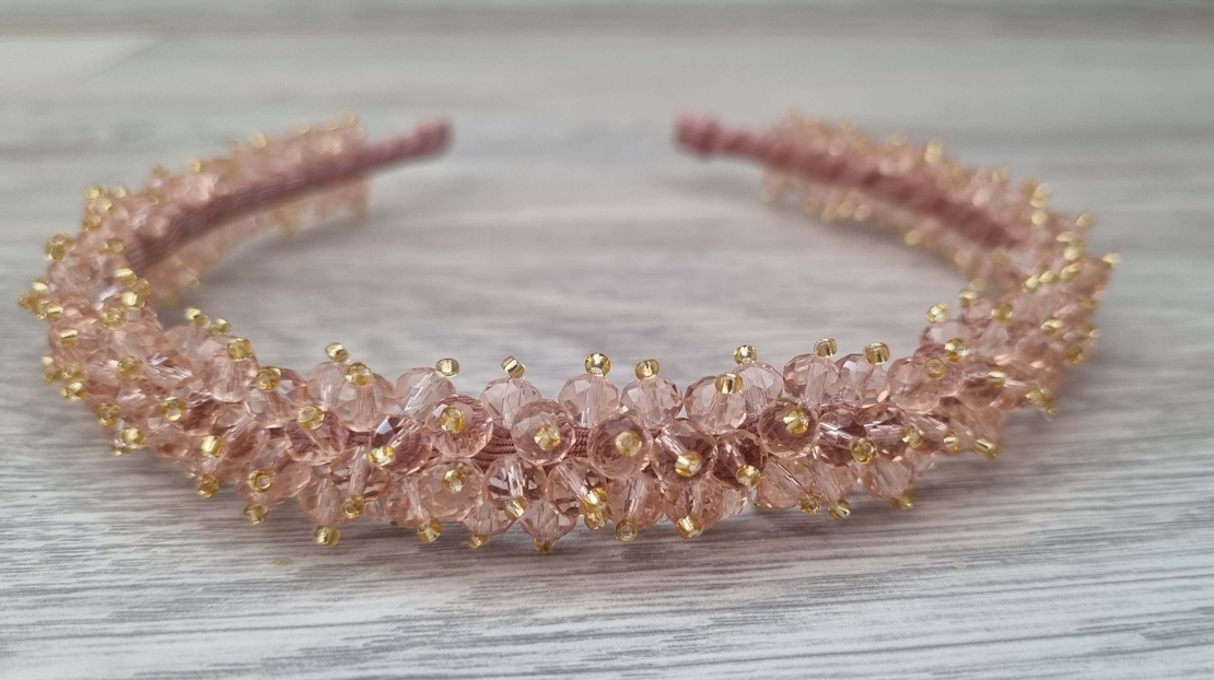 Дамска диадема с ръчно пришити камъни на основа с кадифе