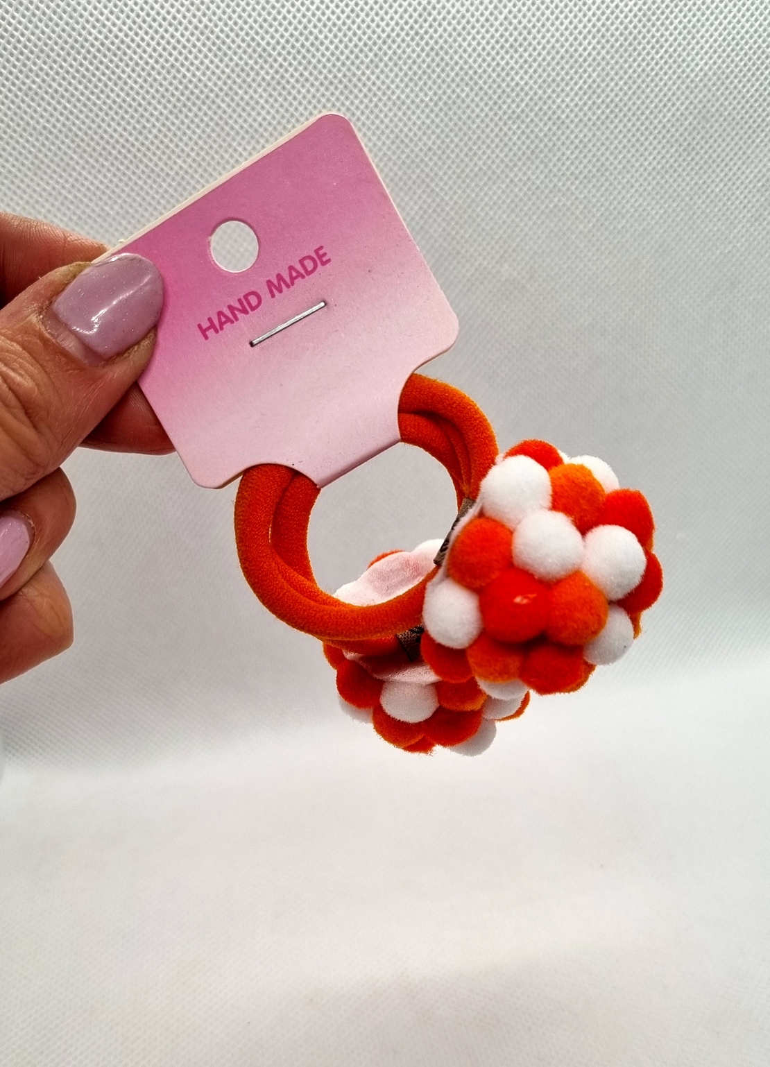 Ръчно изработени помпони на ластик