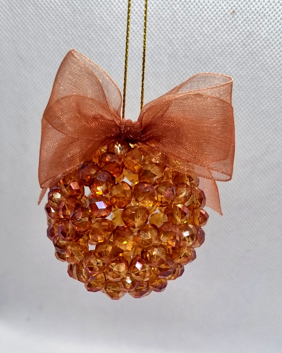 Ръчна коледна топка от стъклени кристали с панделка