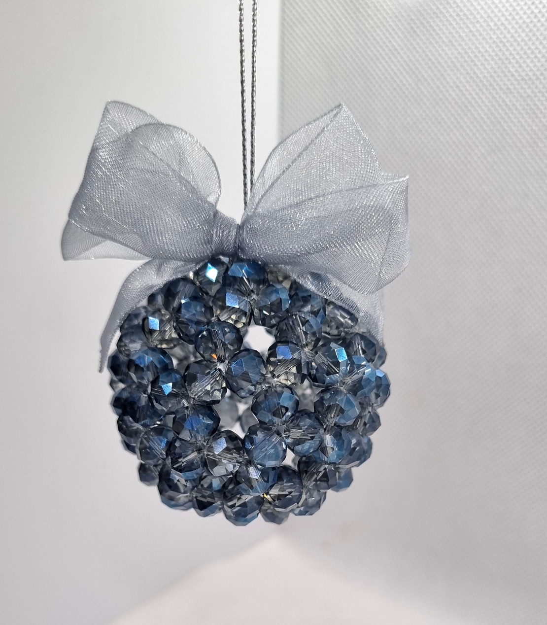 Ръчна коледна топка от стъклени кристали с панделка