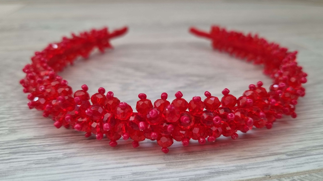 Дамска диадема с ръчно пришити камъни на основа с кадифе