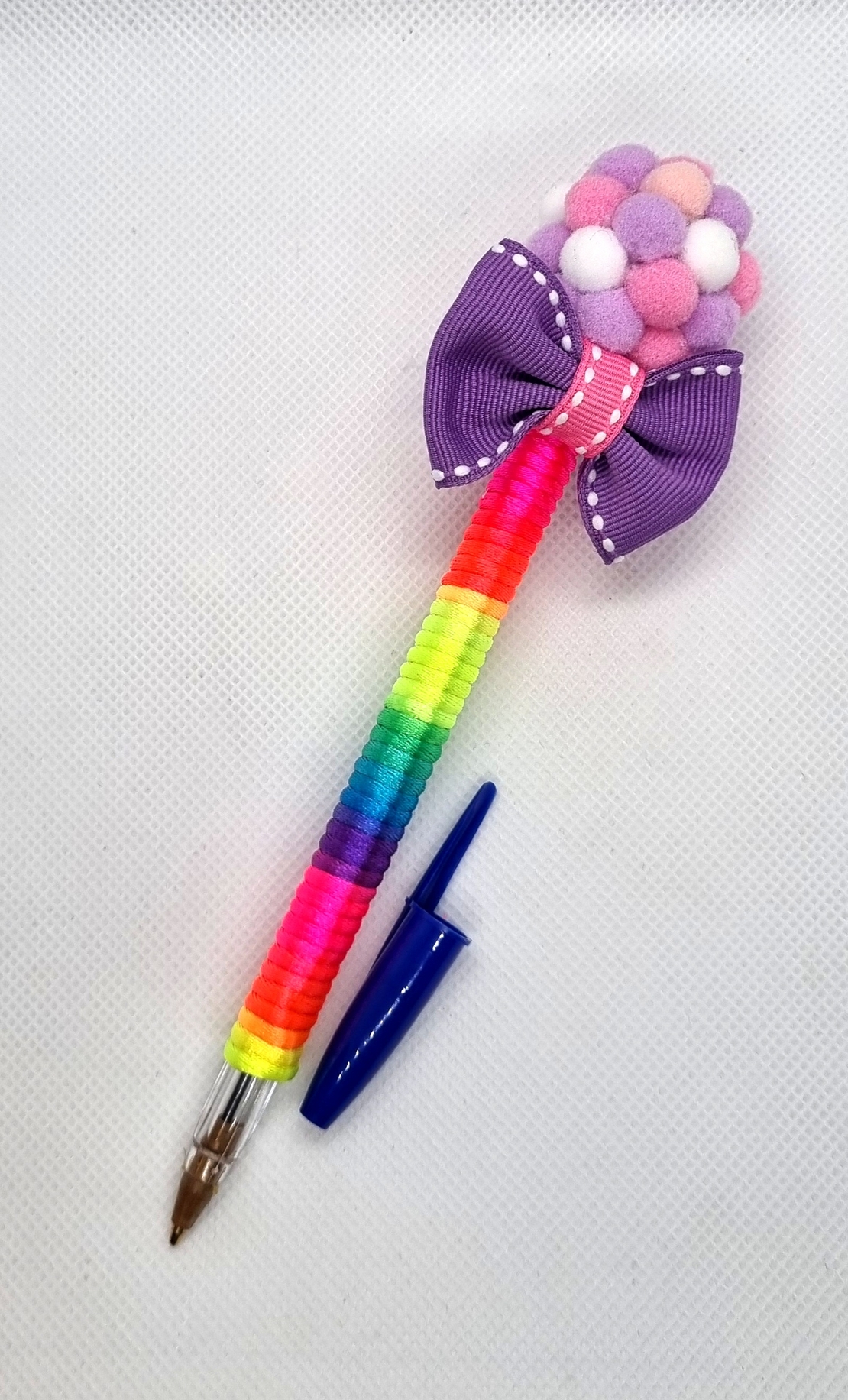 Химикал с помпони и панделка