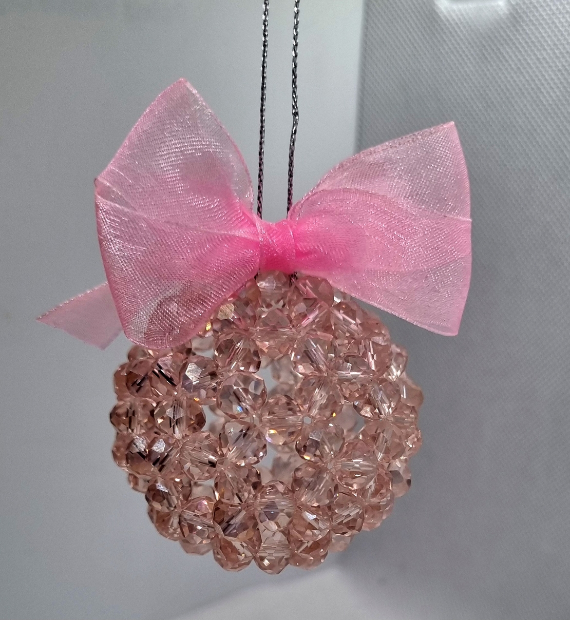 Ръчна коледна топка от стъклени кристали с панделка