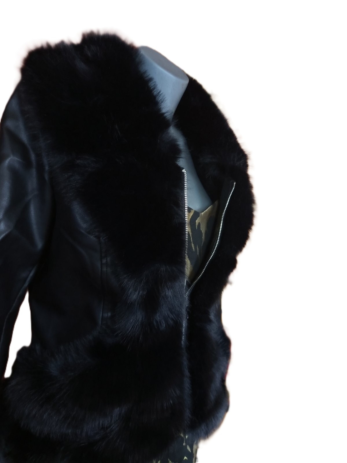 Noir Elegance–дамско кожено яке с плюшена яка XS